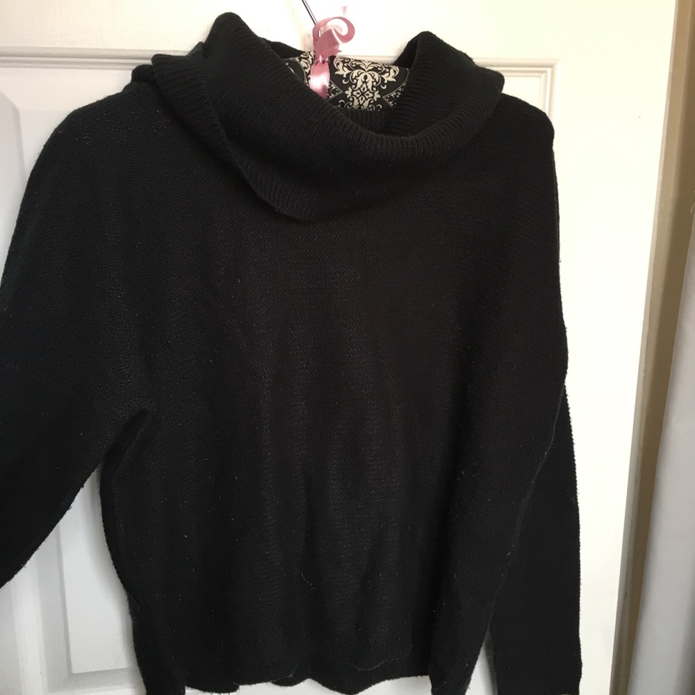 Black Cropped Turtleneck!